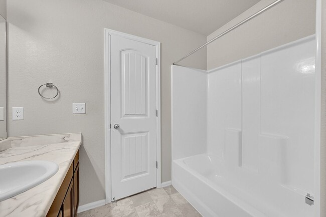 Building Photo - 3 bed 3 bath townhome in gated community w...