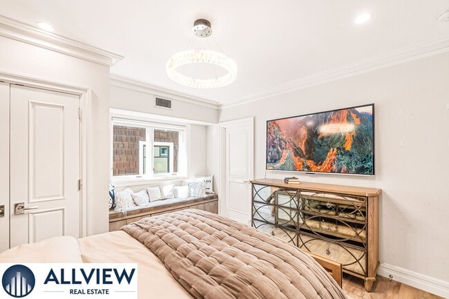 Building Photo - Stunning Beach House located on Newport Be...