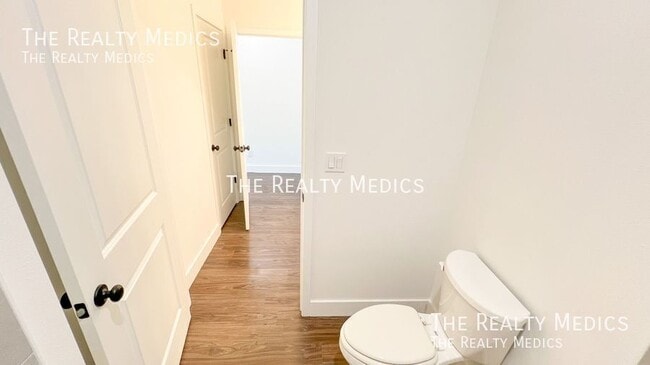 Building Photo - 905 Toluca St SE