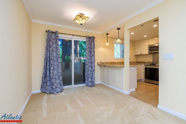 Building Photo - The Courtyard | Lovely Condo | Washer/Drye...