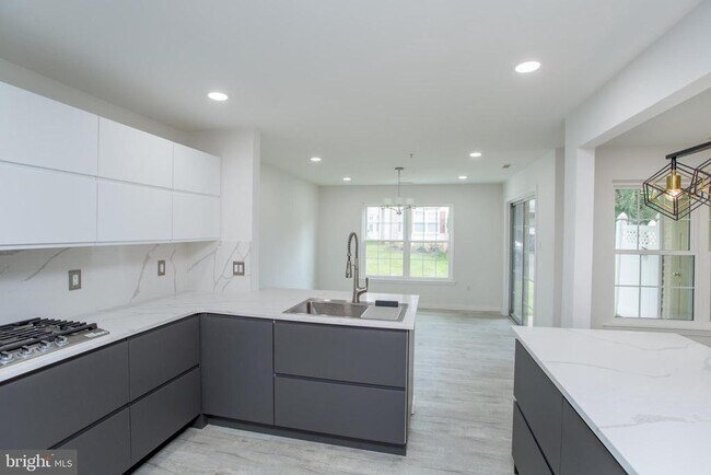 Building Photo - 605 Julian Dr E