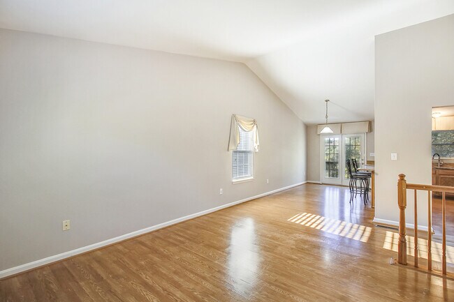 Building Photo - FENCED IN YARD!!!  Beautiful 4/3 UPDATED SF Home in Gaithersburg