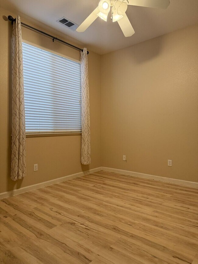 Building Photo - Polished and Chic 4/2 Available NOW!!