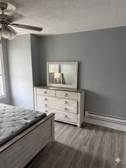 Master bedroom - 4744 Sheffield Ave