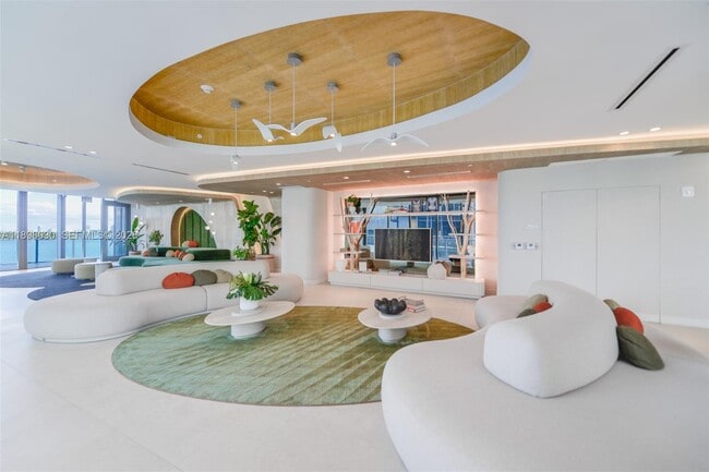 Building Photo - 700 NE 24th St