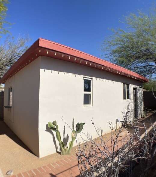 Exterior - 1728 E Waverly St