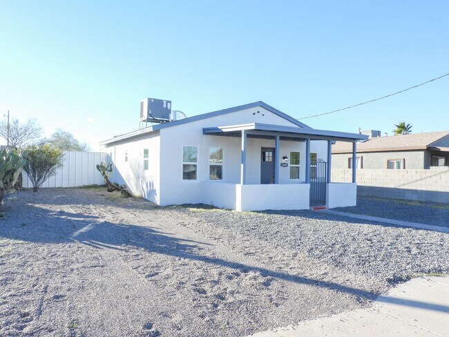 Building Photo - Close to Downtown 3 Bed 2 Bath with Fenced Backyard