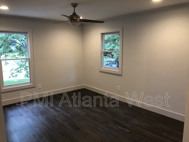 Building Photo - 874 Rochelle Dr SW