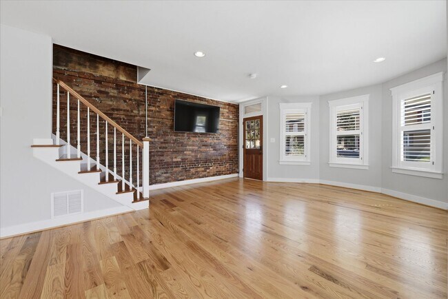 Building Photo - Charming Updated 4B/2.5B Home with Fenced Yard & Parking Included