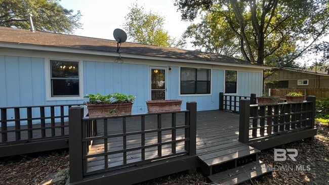 Building Photo - 905 Van Ave