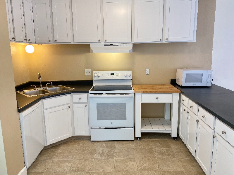 Building Photo - 2747 Leisure Dr