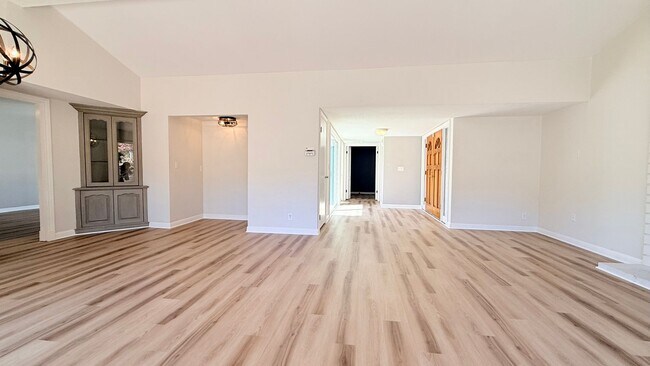 Building Photo - 750 N Paradise Valley Ct