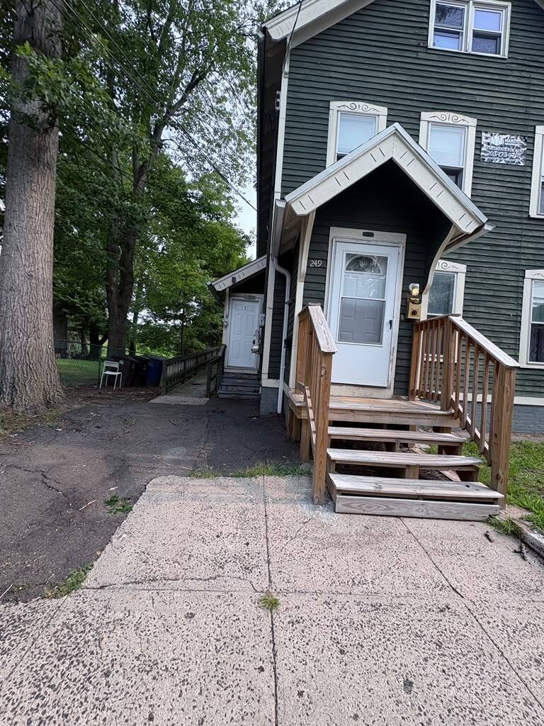 Building Photo - 249 Munson St
