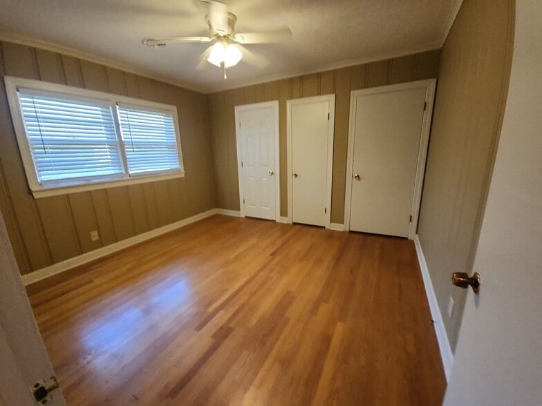 Building Photo - 457 Wallace Rd