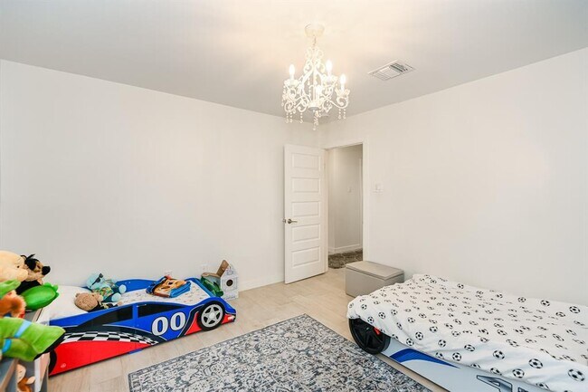 Building Photo - 8911 Birdwood Ct