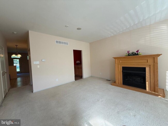 Building Photo - 102 Regents Ct