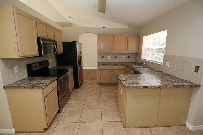 Building Photo - 737 Kempten St NW