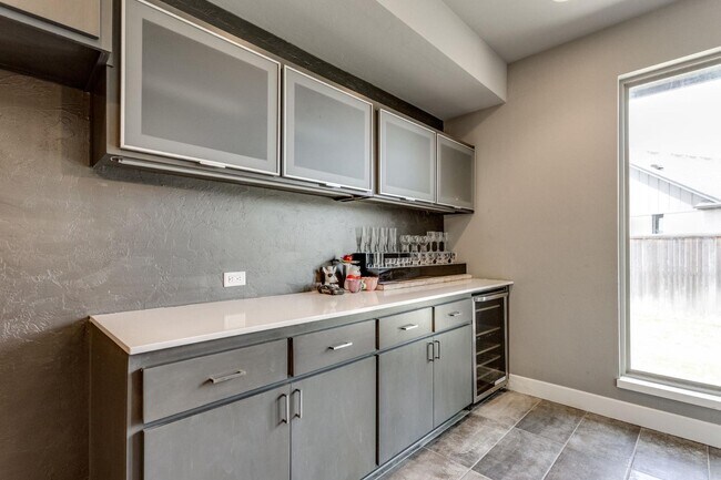 Building Photo - 2125 Heavenly Dr