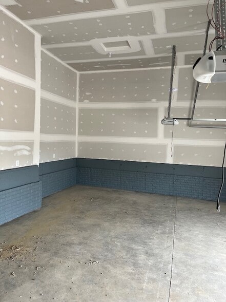3 car garage - 140 Oak Valley Ct