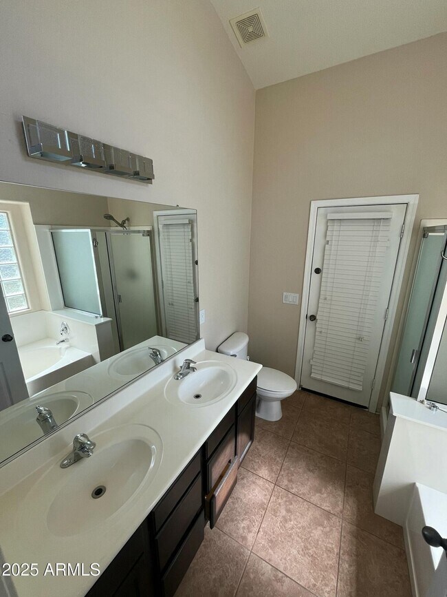 Building Photo - 2213 W Madre Del Oro Dr