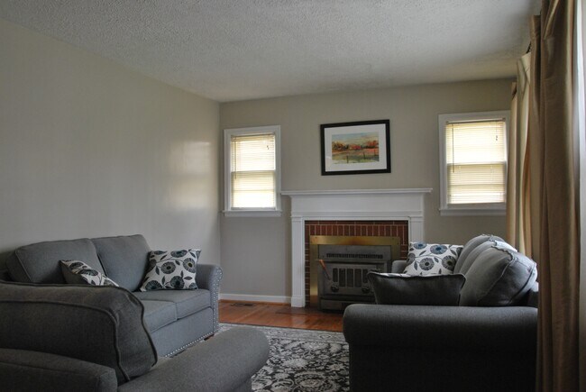 Building Photo - 216 Zandale Dr