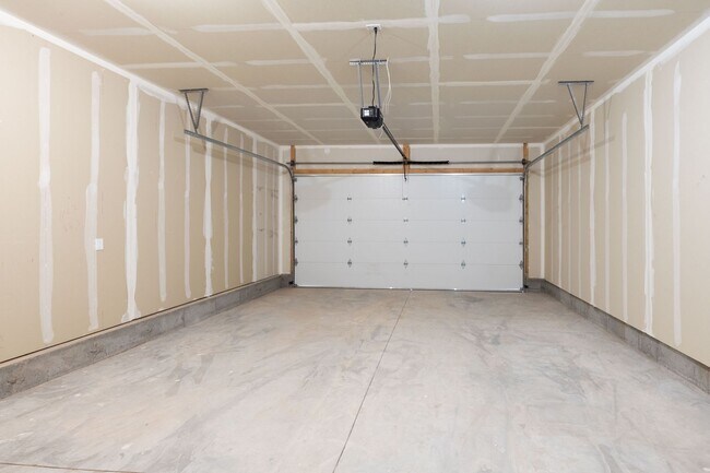 Building Photo - $500 off first month's rent. If rented before the end of AUGUST!!BRAND NEW 5 BED 3 BATH TWIN HOME