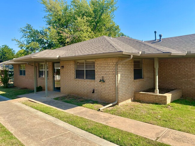 Building Photo - Cute 2 Bed Duplex in Downtown Edmond