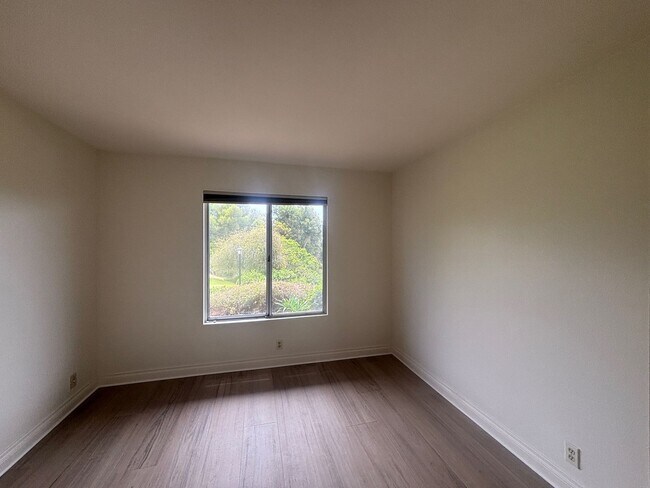 Building Photo - 3 BR Condo in Carlsbad! Close to Walking T...