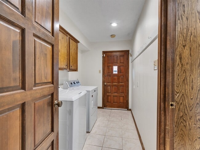 Building Photo - 8 Shadowood St