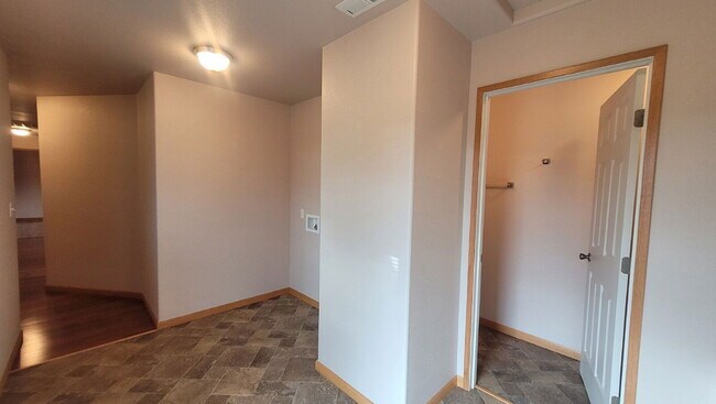 Building Photo - 13130 Lookingglass Rd