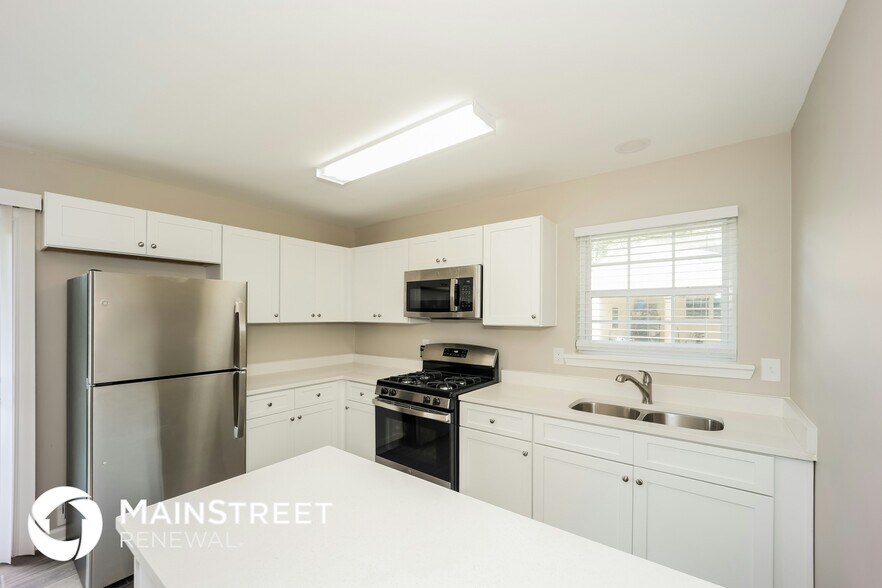 Building Photo - 5285 Chantilly Terrace