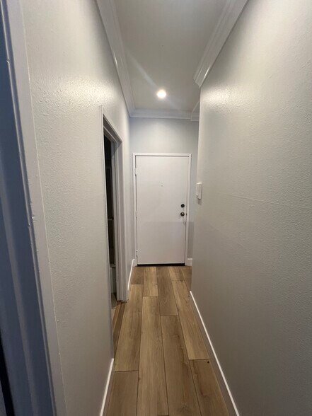 Building Photo - 2107 N Beachwood Dr