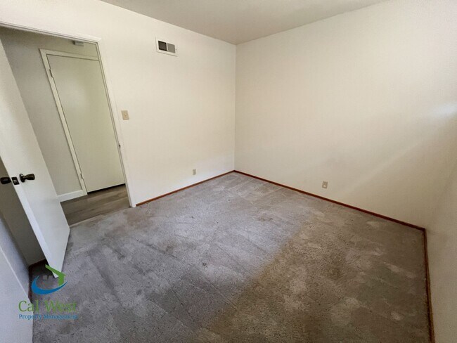 Building Photo - 10600 E Estates Dr