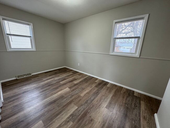 Building Photo - Cozy 3 Bed, 1 Bath Home with Main Floor La...