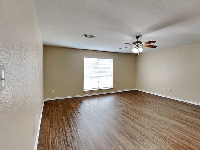 Building Photo - 226 Golden Oak Dr