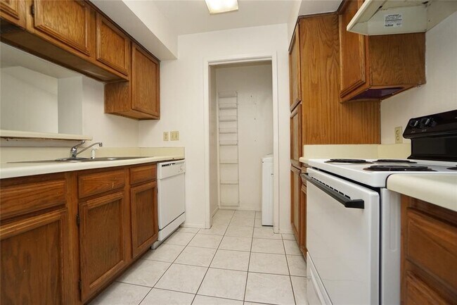 Building Photo - One bedroom condo, leasing now!