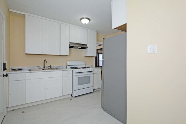 Building Photo - * Move In Special! * Beautiful 4-Bedroom, 1-Bathroom Home Available Now in NE Minneapolis!