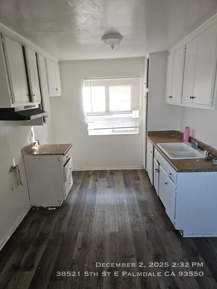 Building Photo - 522 E Ave Q-5