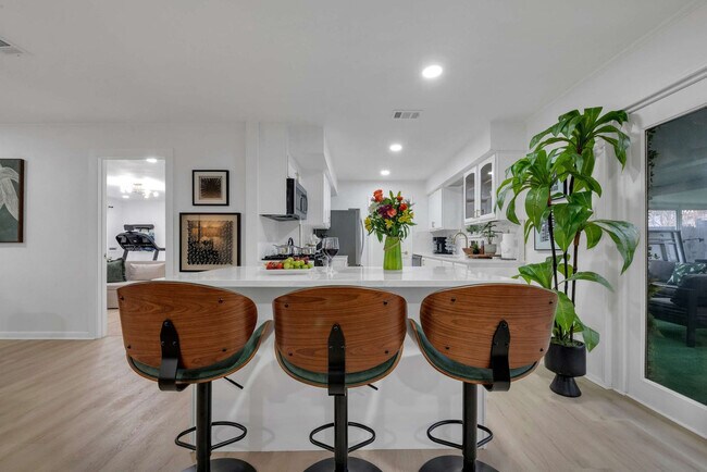 Building Photo - 1901 Cordova Bend