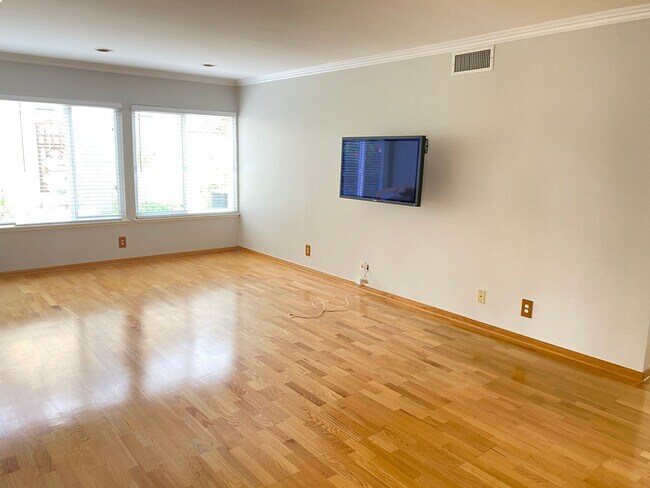 Building Photo - Single story 3 bed, 2 bath home on a large...