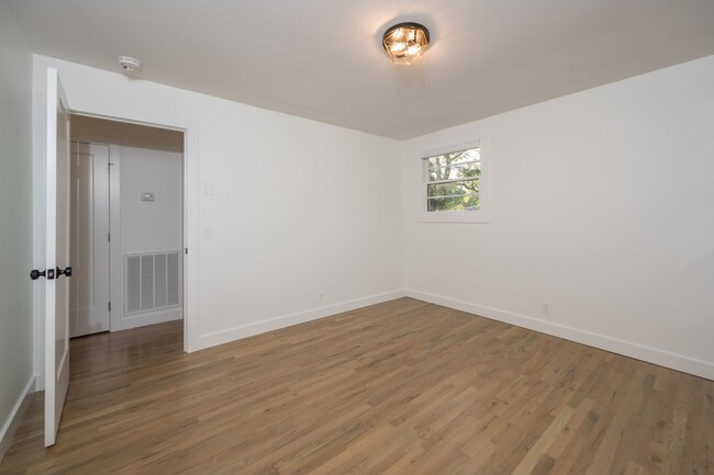 Building Photo - **ABSOLUTELY STUNNING TOP-TO-BOTTOM RENOVA...
