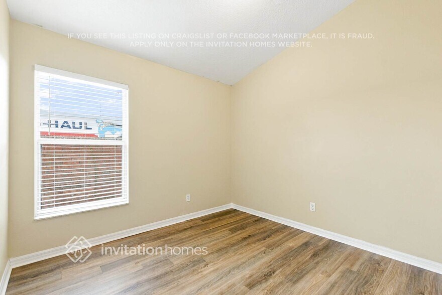 Building Photo - 300 Balogh Pl