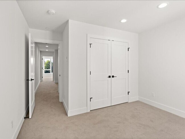 Building Photo - Beautiful Greenwood Townhome with Rooftop ...