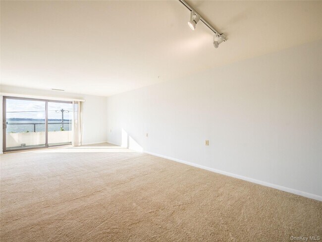 Building Photo - 372 Main St