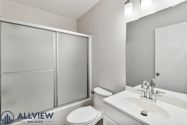 Building Photo - 1 Bed/1 Bath Available in Huntington Beach