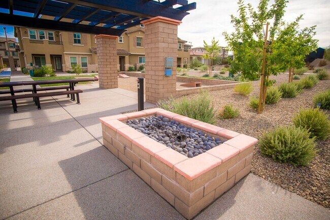 Building Photo - Gorgeous Townhome 3/2 in Santa Rosa Community in Summerlin!