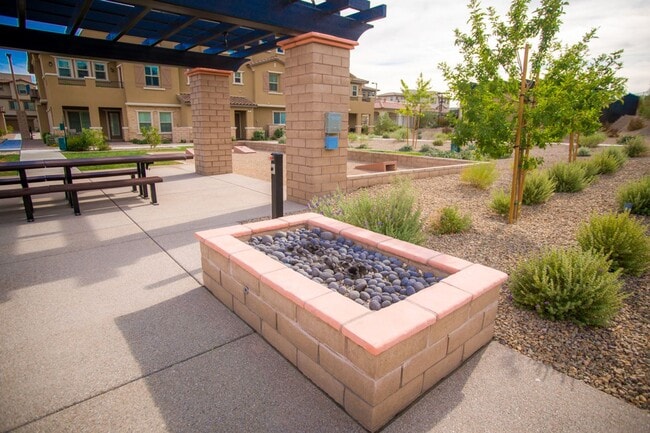 Building Photo - Great Townhome 3/2 in Santa Rosa Community in Summerlin!!!