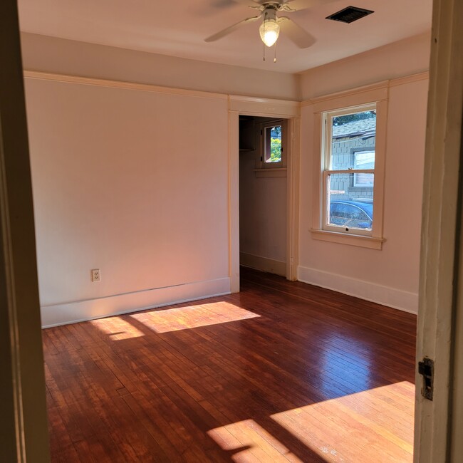 Building Photo - 6054 Selma Ave
