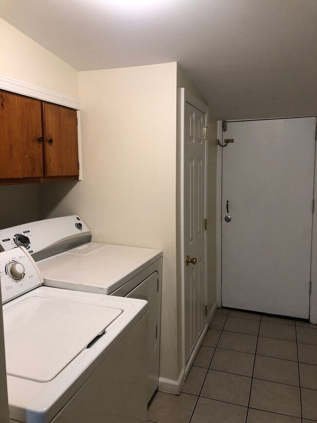 Building Photo - Fantastic 2+ Bedroom w/ 1 1/2 Bath Home! Recently Renovated! Hardwood Floors! Central Air! W/D Ho...