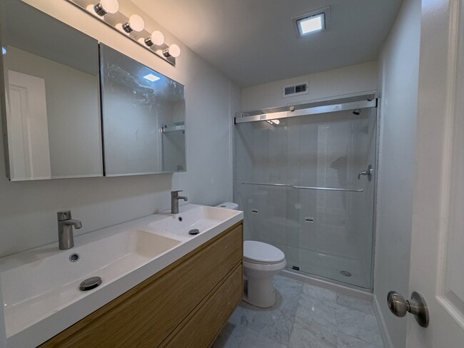 Building Photo - 1936 Green St